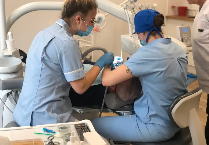 Czy podczas okresu można iść do dentysty? Bezpieczne zabiegi i ryzyka
