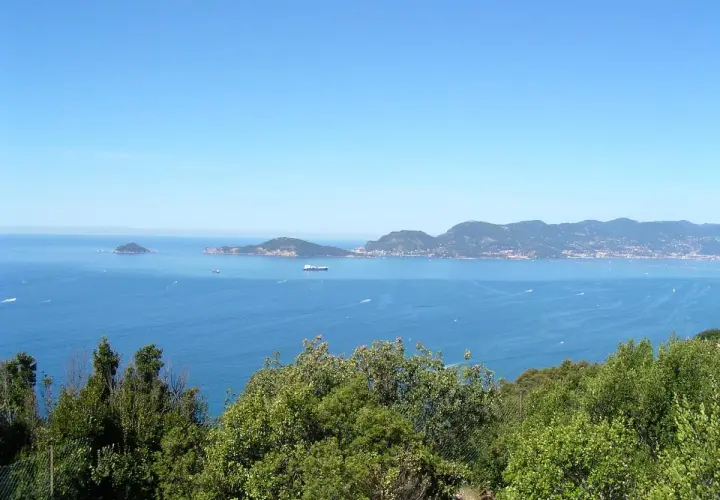Vue depuis Punta Corvo sur la mer bleue, des îles et des collines verdoyantes.