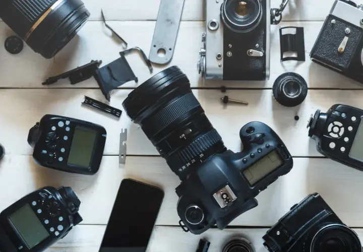 Zestaw sprzętu fotograficznego: lustrzanka na początek, obiektywy, lampy błyskowe i akcesoria.