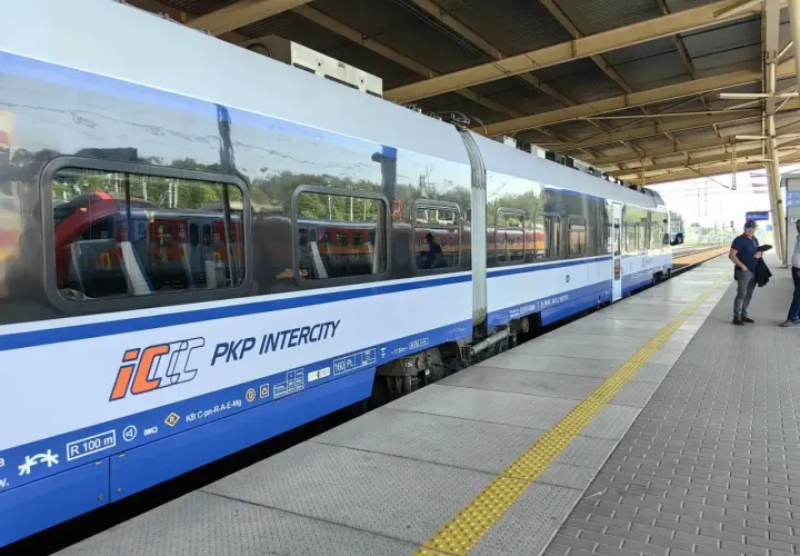 Pociąg PKP Intercity na peronie. Sprawdź aktualne pkp intercity promocje i podróżuj taniej!