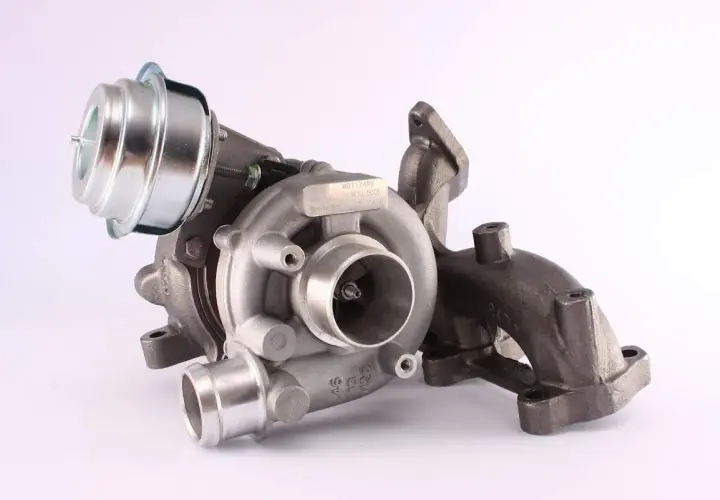 Szczegółowa budowa turbosprężarki z metalowym aktuatorem i żeliwnym kolektorem wydechowym.