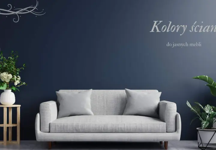 Granatowa ściana jako inspiracja, jaki kolor do sypialni? Jasna sofa i rośliny tworzą przytulną atmosferę.