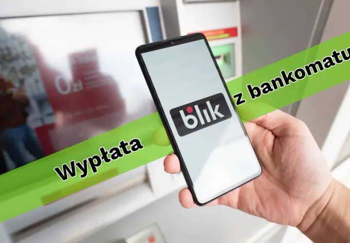 Wyplata z bankomatu za pomocą Blika. Smartfon z logo Blik w dłoni przed bankomatem.