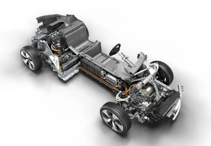 Szkielet BMW i8 z widocznym silnikiem, baterią i elementami napędu.