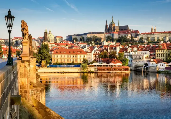 Ile kosztuje rejs po Wełtawie? Szczegóły cen, długość i usługi.