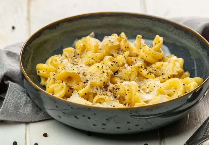 Ein Teller cremiger Pasta mit Käse und schwarzem Pfeffer, perfekt für ein einfaches cacio e pepe rezept.