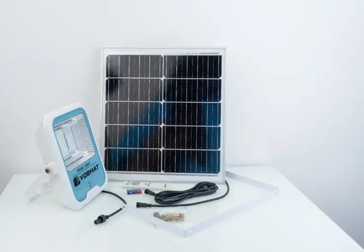 Zestaw do oświetlenia drogi: lampa solarna, panel, pilot i akcesoria. Gotowy do wymiany baterii i montażu.