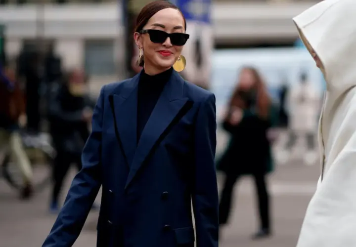 Dunkelblau & Schwarz: So gelingt der elegante Outfit-Trend
