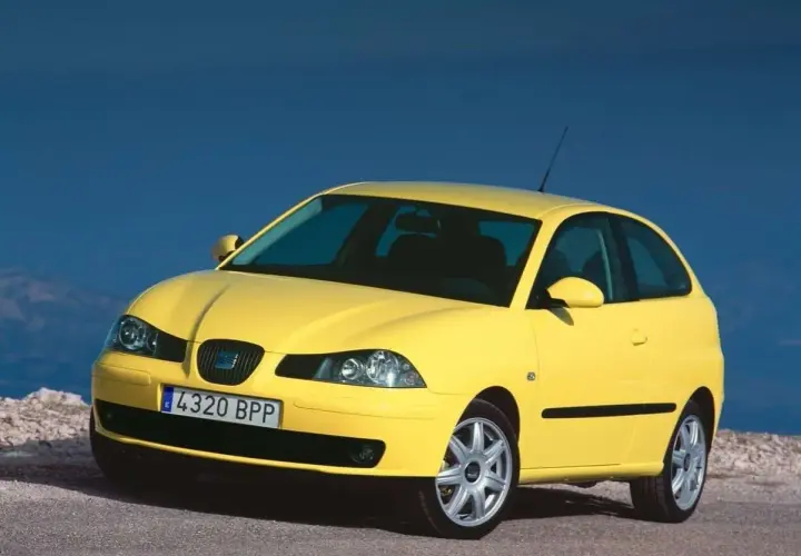 Żółty Seat Ibiza III z przodu, na tle niebieskiego nieba.