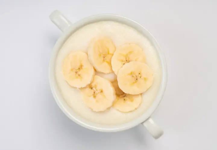 Pyszna owsianka z plasterkami banana. Idealna maseczka z banana na śniadanie.