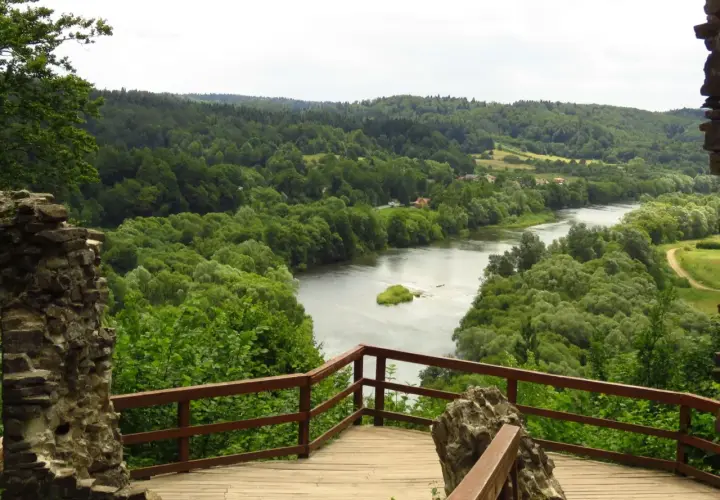 Widok z ruin zamku sobień na meandrującą rzekę i zielone wzgórza.