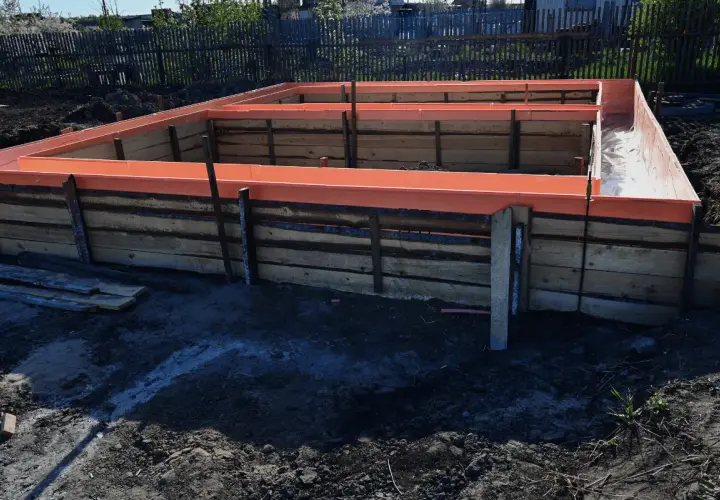 Szalunek fundamentu z pomarańczową folią, zapewniającą minimalną otulinę zbrojenia.