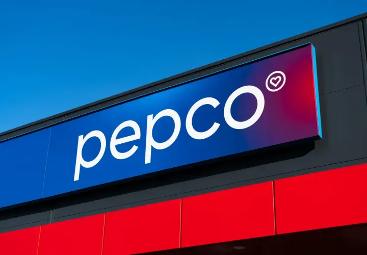 Logo Pepco na niebiesko-fioletowym tle z czerwonym pasem poniżej.
