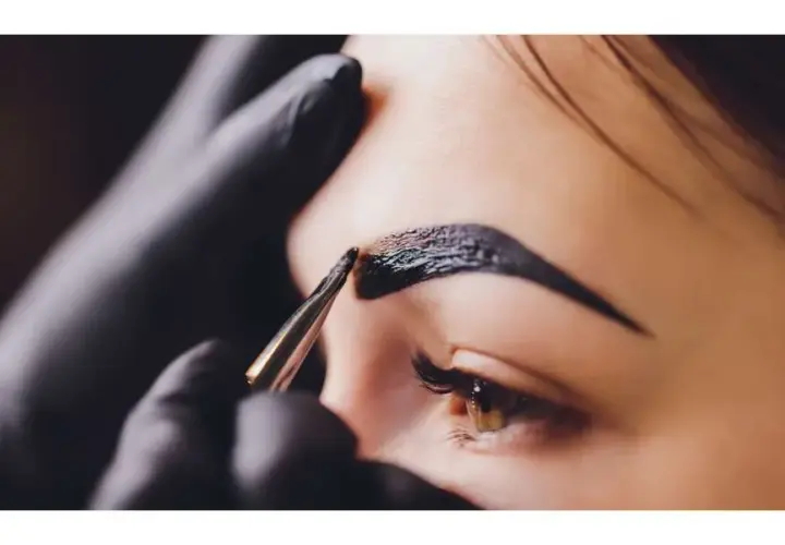 Henna do brwi: pudrowa czy żelowa? Wybierz idealny kolor i typ!