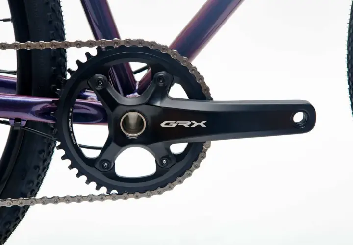 Mechanizm korbowy Shimano GRX z łańcuchem i zębatką. Podpowie jak dobrać suport do roweru.