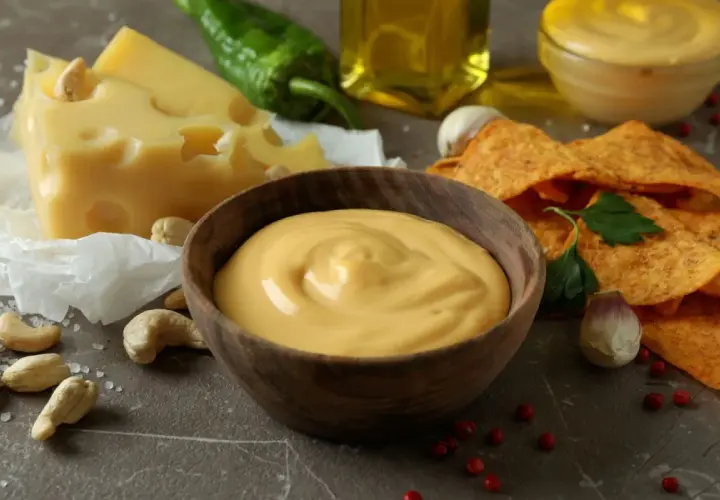 Pyszny sos serowy, idealny do nachos. Składniki: ser, orzechy, papryczka, czosnek. Pokażę Ci, jak zrobić sos serowy.