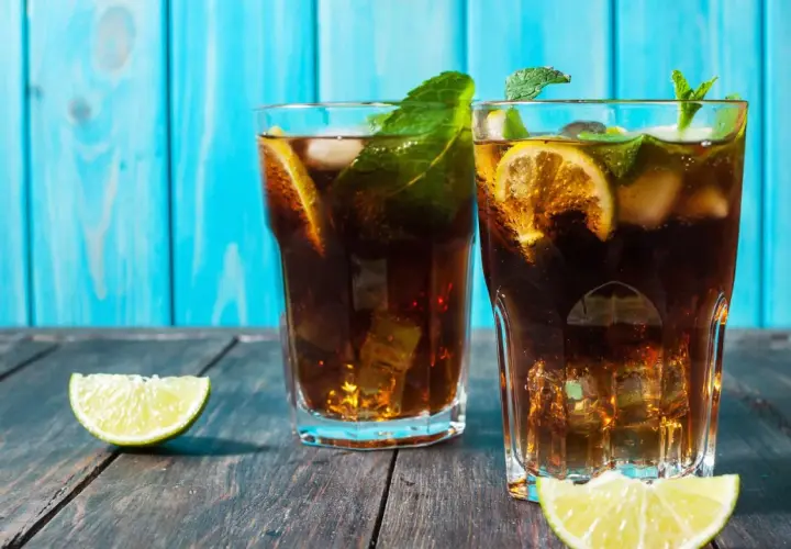 Dwa orzeźwiające drinki z ciemnym rumem, lodem, cytryną i miętą. Czy rum biały można zastąpić rumem ciemnym w klasycznym daiquiri?