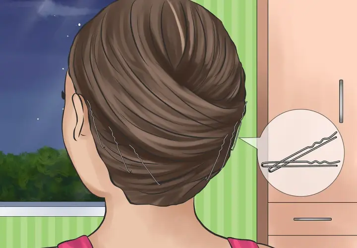 Pelo recogido con horquillas para lograr un estilo como alisar el pelo sin plancha.