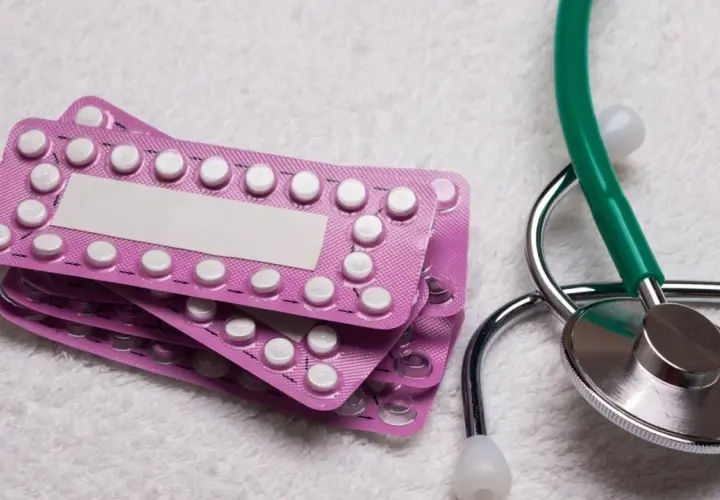 Opakowania tabletek antykoncepcyjnych i zielony stetoskop. To może być początek rozmowy o zdrowiu, np. o antykoncepcji hormonalnej, jak Endovelle.