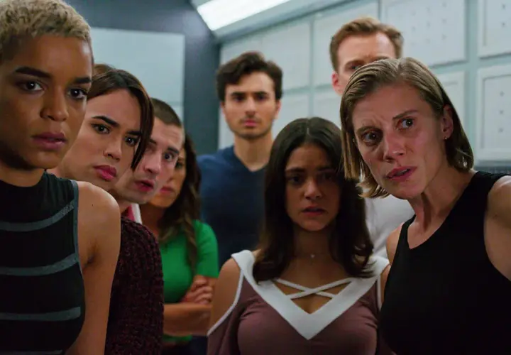 Un groupe de personnages, visiblement inquiets, se penche vers l'avant. L'ambiance suggère une scène tendue de "Another Life saison 2".