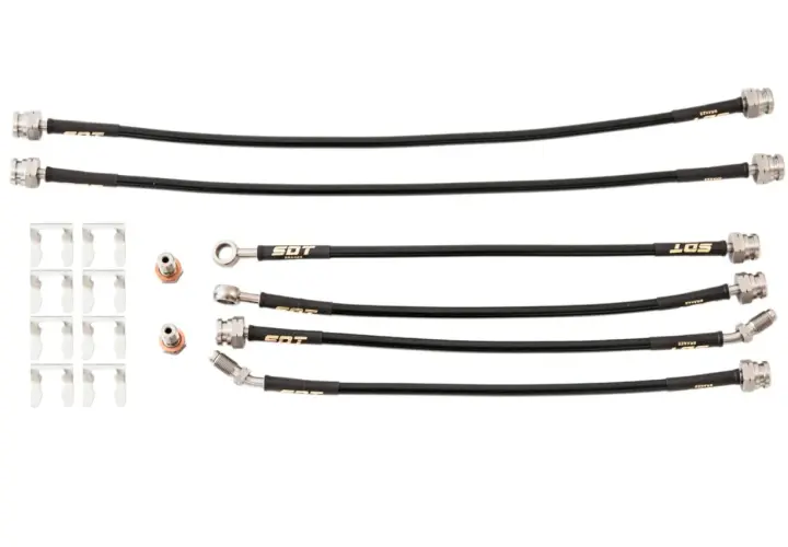 Latiguillos metálicos de freno con conectores y clips.