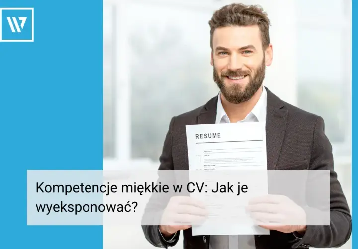 Uśmiechnięty mężczyzna prezentuje CV, na którym widnieje napis "Resume". Tekst na zdjęciu sugeruje, jak wyeksponować kompetencje miękkie.