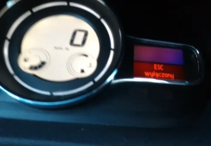Na desce rozdzielczej Renault widać komunikat "ESC wyłączony".