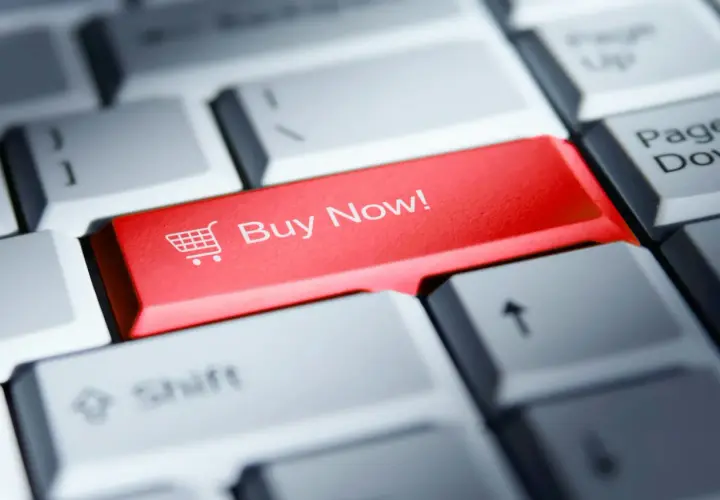 Czerwony klawisz "Buy Now!" na klawiaturze. Czy Paypo jest w BIK? To pytanie zadaje sobie wiele osób przed zakupami online.