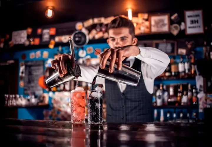 Barman co: odkryj tajniki zawodu barmana i interesujące firmy
