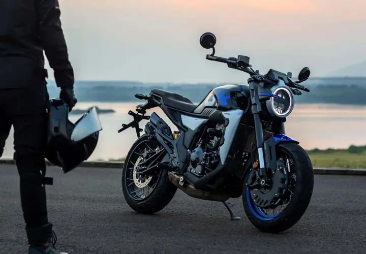 Motocykl z niebieskimi akcentami i nowoczesnym designem, gotowy do jazdy. Różne pojemności motocykli oferują wrażenia dla każdego.