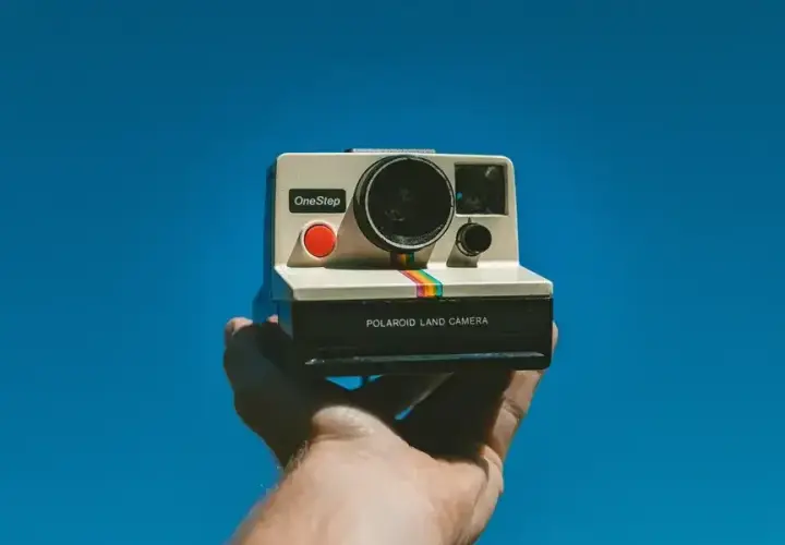 Instax czy Polaroid? Aparat natychmiastowy: wybór i koszty zdjęć