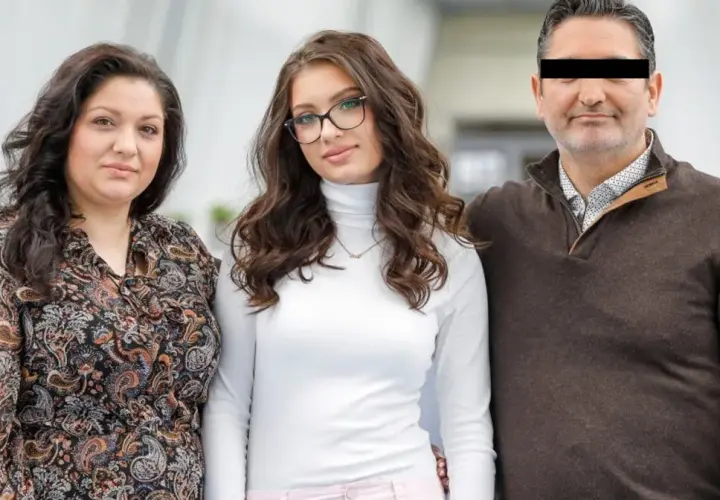 Rodzice Viki Gabor, mama z kręconymi włosami i tata z zasłoniętymi oczami, stoją obok córki w okularach.