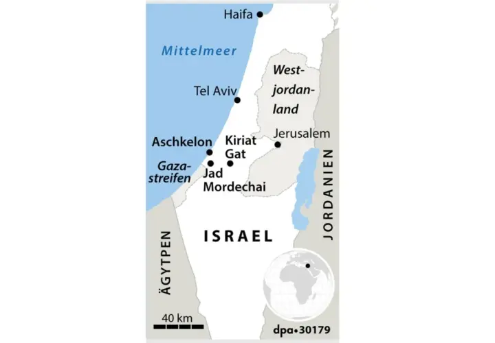 Karte von Israel mit wichtigen Städten wie Tel Aviv, Jerusalem und Haifa. Sie zeigt auch den Gazastreifen und das Westjordanland, was die komplexe geografische und politische Geschichte Israels verdeutlicht.
