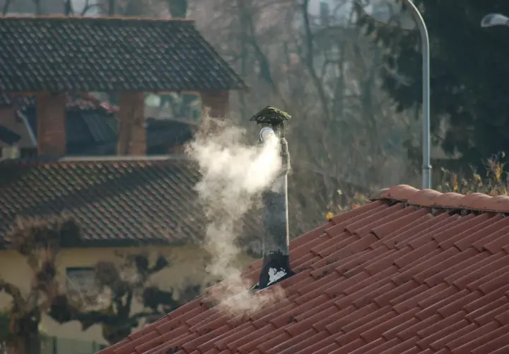 Jak ograniczyć dym z komina i poprawić jakość powietrza w domu