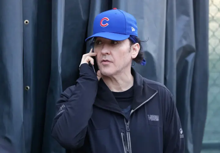 John Cusack w czapce Cubs rozmawia przez telefon. Fani jego filmów pewnie zastanawiają się, o czym dyskutuje.