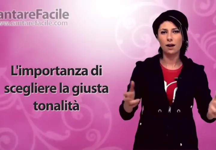 Donna spiega l'importanza di scegliere la giusta chiave canzone per cantare facile.