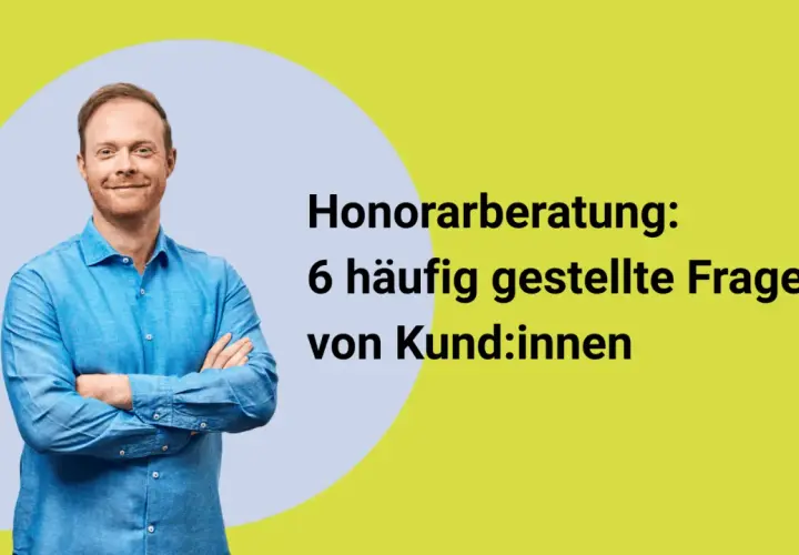 Mann mit verschränkten Armen lächelt. Text: Honorarberatung: 6 häufig gestellte Fragen von Kund:innen. So finden Sie den richtigen honorarberater.