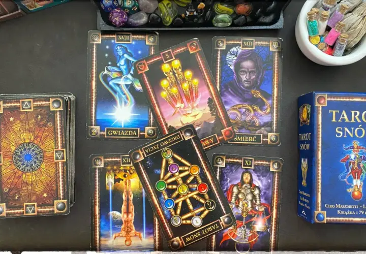Rozłożone karty tarota, w tym "Gwiazda" i "Śmierć", oraz pudełko "Tarot Snow". Zastanawiasz się, tarot co to? To narzędzie do wróżenia.