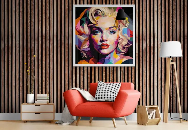 Portrait coloré de Marilyn Monroe, un type de peinture murale audacieux sur un mur lambrissé.
