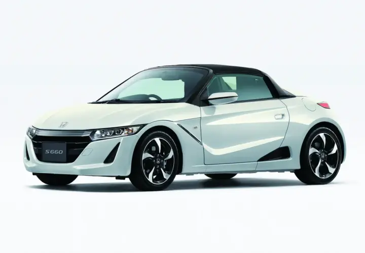 Biały roadster Honda S660 z czarnym dachem, sportowymi felgami i agresywnym przodem.