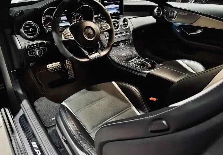 Wnętrze sportowego Mercedesa z kierownicą AMG, karbonowymi wstawkami i siedzeniami. Czekam na jazdę tym v8!