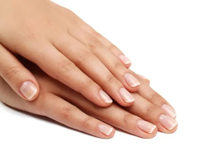 Eleganckie dłonie z klasycznym french manicure. Dowiedz się, jak zrobić french zwykłym lakierem, by uzyskać taki efekt.