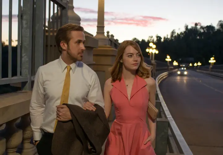 Para spacerująca po moście w LA, marząca o karierze w La La Land. Zachód słońca, światła miasta i nadzieja.