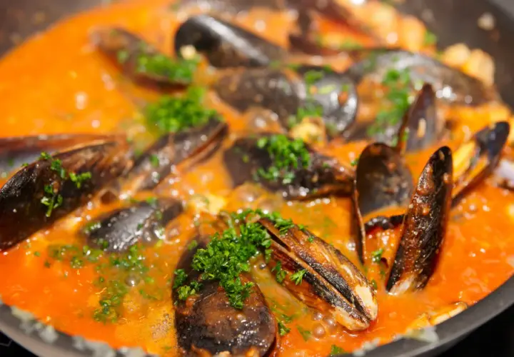 Muscheln in Tomatensoße, ein köstliches Gericht, das Lust auf mehr macht. Perfekt für alle, die gerne Muscheln essen. Rezepte dafür gibt es viele!