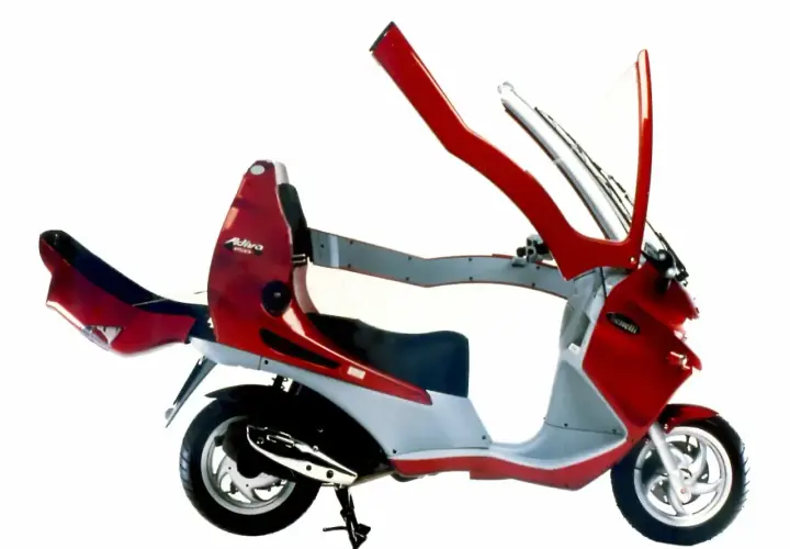Moto con techo rojo y gris, con parabrisas y estructura de protección.