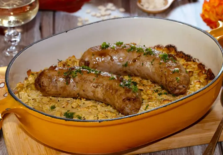 Deux diots savoyards grillés sur un lit de crozets gratinés, parsemés de persil frais. Un plat réconfortant prêt à être dégusté.