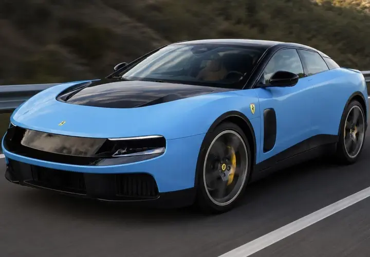 Una Ferrari elettrica blu cielo sfreccia su una strada, con il cofano nero e cerchi sportivi.