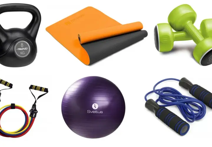 Kettlebell, mata, zielone hantle, piłka gimnastyczna, skakanka i gumy oporowe – kompletny zestaw domowy sprzęt do ćwiczeń.