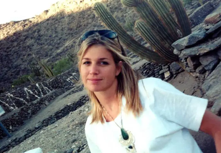 Máxima de Holanda joven sonríe en un paisaje desértico con cactus gigantes.