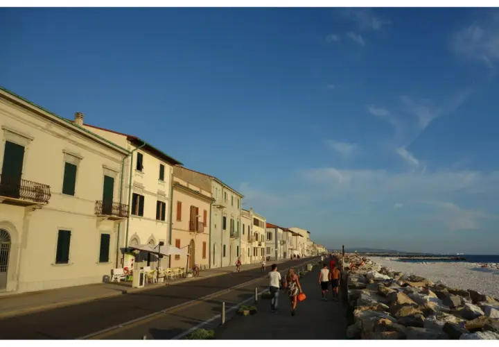 Passeggiata serale a Marina di Pisa, tra case colorate e il mare. Cosa vedere: la passeggiata lungomare e i locali.